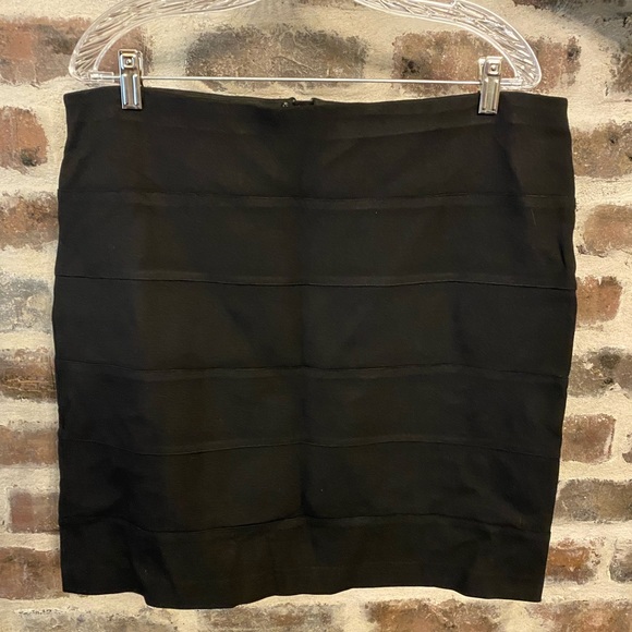 EUC Ann Taylor Black Skirt - 16 - Picture 2 of 3
